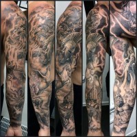 Tatuaje en el brazo completo, dibujo negro blanco detallado de dioses antiguos