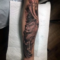 Prächtiger schwarzer und weißer Löwe mit Schriftzug und Sternen Tattoo am Arm