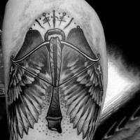 magnifico dipinto balestra con ali tatuaggio su spalla