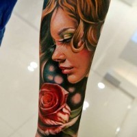 Prächtige gemalt sehr detaillierte schöne Frau mit Rose Tattoo am Arm