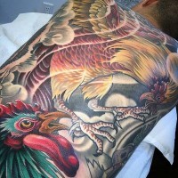 magnifico dipinto molto dettagliato colorato combattimento con galli tatuaggio pieno di schiena