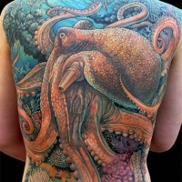 Tatuaje en la espalda completa,
 mundo submarino maravilloso con puplo enorme y plantas diferentes
