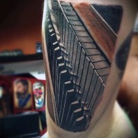 Tatuaje en el brazo, teclas del piano impresionantes
 muy realistas