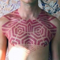 Prächtiges mit roter Tinte farbiges Brust Tattoo mit interessanten Verzierungen