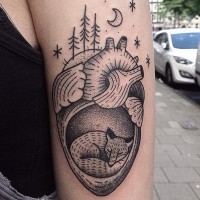 magnifico stile dipinto inchiostro nero cuore con volpe dormendo tatuaggio su braccio