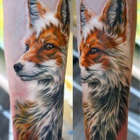Tatuaje  de zorro gracioso de colores naranja y blanco