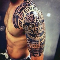 Herrliches sehr detailliertes schwarzes Schulter Tattoo mit polynesischen Verzierungen