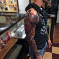 Tatuaje en el brazo, samurái impresionante asiático con cara roja
