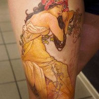 Herrliches sehr detailliertes buntes Oberschenkel Tattoo von verführerischer Frau mit Blumen
