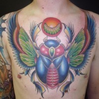 Prächtiges sehr detailliertes massives farbiges Käfer Tattoo an der Brust