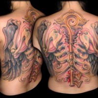 Majestätischer farbiger Fantasy-Stab Tattoo mit Flügeln am Rücken