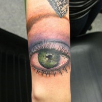 Tattoo von geschminktem Auge am Unterarm