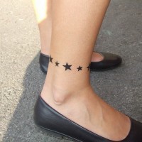 Fusskettchen aus vielen schwarzen Sterne Tattoo