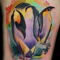 molti pinguini colorati tatuaggio disegno su coscia