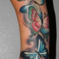 Tatuaje en el brazo, mariposas grandes encantadoras