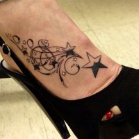 Tatuaje en el pie, estrellas hermosas elegantes para mujer