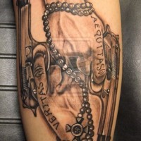 Erstaunliches schwarzes und weißes Bein Tattoo von Händen mit Gewehren mit Schriftzug und Kreuz