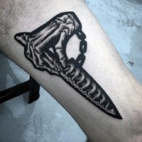 Tolles schwarzweißes Bein Tattoo Knochen Hand mit Knochendolch