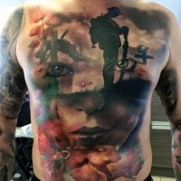 Tolles schwarzweißes Tattoo an ganzer Brust mit Porträt der Frau mit Erinnerungsfoto und Blumen
