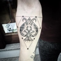 Tatuaje en el antebrazo,
símbolo de naipes pica estilizada con capricornio