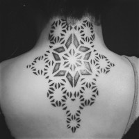 Tatuaje de ornamento precioso en la espalda alta, colores negro blanco
