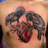 Herrlicher gefärbter und bemalter großer Vögel mit Herzen Tattoo an der Brust
