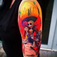 Tatuaje en el brazo,
personajes de la novia cadáver, dibujo multicolor