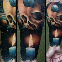 meraviglioso colorato mistico cranio e candela tatuaggio avambraccio