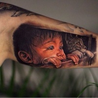 Maravilloso tatuaje de bebé y gato en el brazo