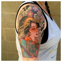 Tolles mehrfarbiges Schulter Tattoo mit asiatischer Frau und Blumen