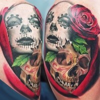Tolles mehrfarbiges Tattoo von menschlichem Schädel mit Blumen und Frau in der Maske