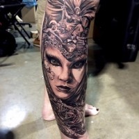 Tatuaje en la pierna, retrato de mujer magnífica y estatuas antiguas pequeñas