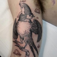 Tatuaje en el brazo, ave surrealista con dos cabezas