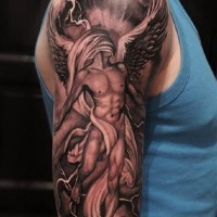 Tatuaje en el brazo,
ángel maravilloso desnudo de cuerpo entero  y relámpago