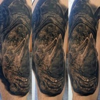 Erstaunliches wirkliches schwarzes Schulter Tattoo mit massivem Nashornkopf