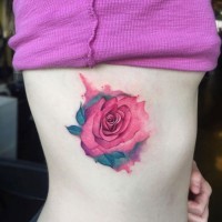 Erstaunliche rote Rose Blume mit Farbtropfen Seite Tattoo mit Aquarell Elementen