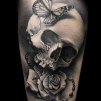 Tatuaje  de cráneo horroroso con rosas y cruz, colores oscuros