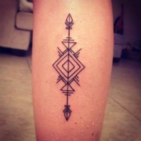 Tatuaje en el antebrazo,
flecha con dos puntas y formas geométricas