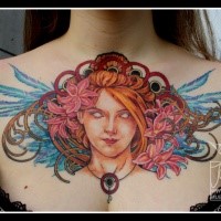 Erstaunliche sehr schön aussehende mystische Frau mit Blumen Tattoo an der Brust