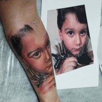 Tatuaje estupendo en el antebrazo, retrato de niño precioso