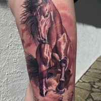 Tolles sehr detailliertes farbiges Oberschenkel Tattoo mit laufendem Pferd
