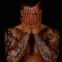 Tolle sehr detaillierte einzigartige Hände Tattoo mit Mannes Gesicht