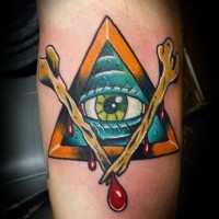 Tatuaje  de ojo masónico en triángulo con huesos, old school