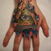 Tatuaje en la mano, ojo de la providencia, diseño multicolor