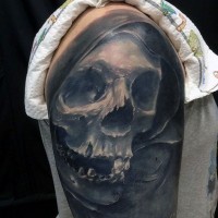 Massive 3D like creepy skull tattoo on upper arm