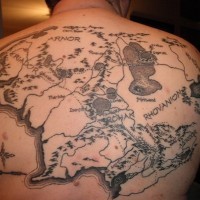 Tatuaje en la espalda, mapa volumétrico detallado del mundo de Señor de los Anillos