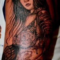 Massives präzis gemaltes schwarzes Schulter Tattoo mit verführerischer Geisha Frau