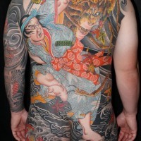 massiccio stile asiatico colorato guerriero che combatte la bestia tatuaggio pieno di corpo