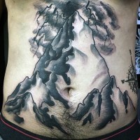 massiccio nero e bianco grande montagna tatuaggio su pancia