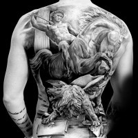 massiccio nero e bianco dettagliato antico guerriero su cavallo con leone tatuaggiosu pieno di schiena